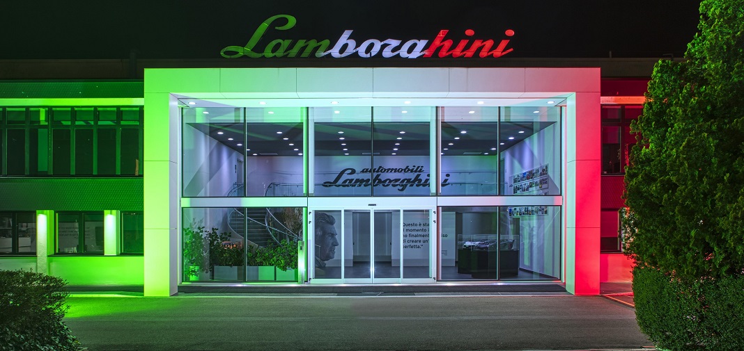 Automobili Lamborghini produz máscaras cirúrgicas e viseiras médicas