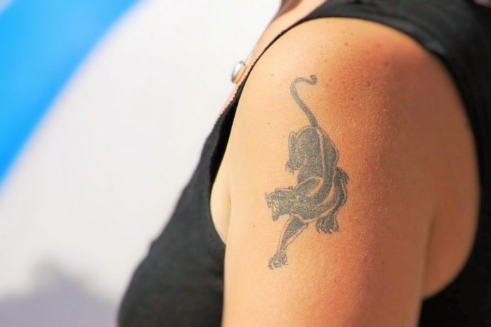 Tatuagens aumentam riscos para a saúde por diminuírem a transpiração