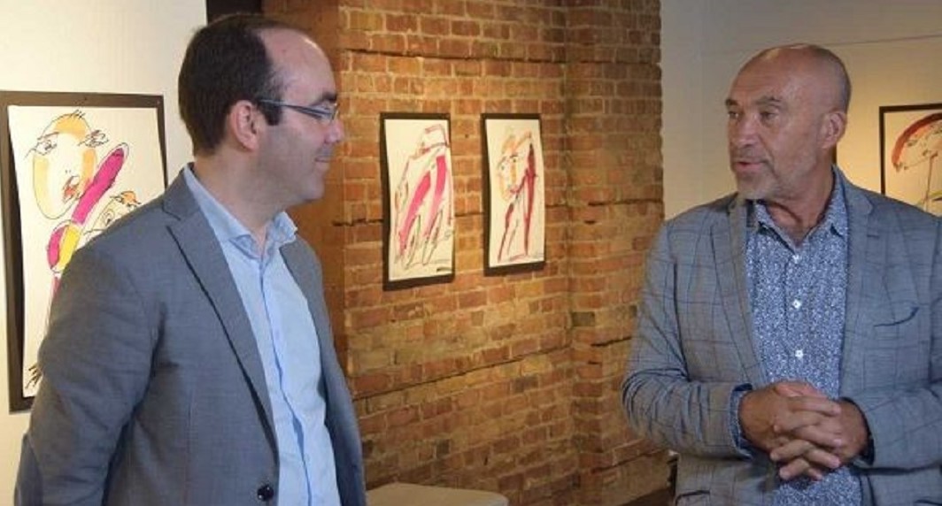  Destacado empresário da diáspora, o comendador Manuel DaCosta (dir), é também proprietário da Peach Gallery, uma galeria de arte em Toronto que tem divulgado obras de artistas lusófonos, como em 2018, aquando da exposição “Con-Textos de Criatividade” do mestre-pintor português Orlando Pompeu, cuja curadoria esteve a cargo do historiador Daniel Bastos (esq.)