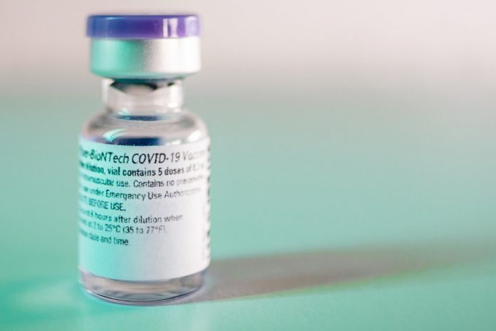 UE vai receber mais 100 milhões de doses de vacina COVID-19 da Pfizer e BioNTech