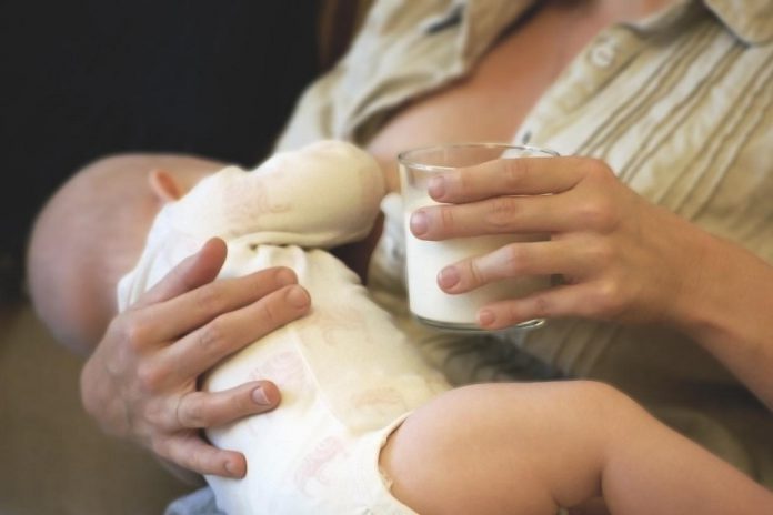 Mães que bebem leite durante amamentação diminuem risco das crianças vir a ter alergia alimentar Mães que bebem leite durante amamentação diminuem risco das crianças vir a ter alergia alimentar