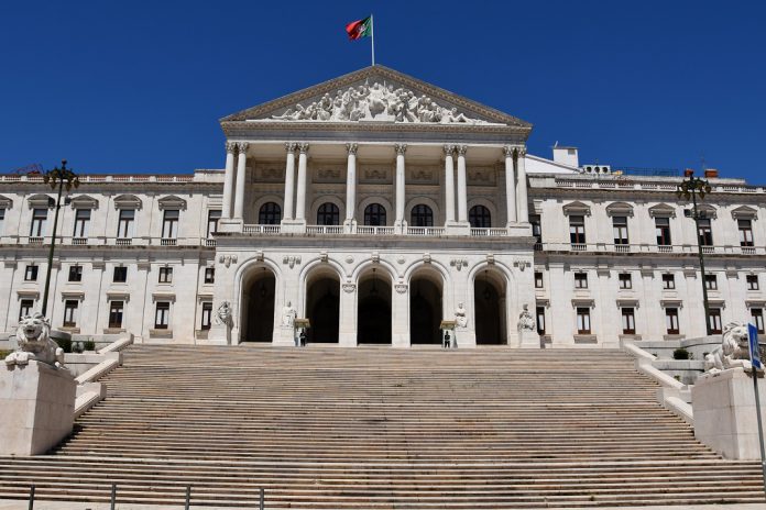 PSD quer audição urgente do Ministro da Educação no Parlamento