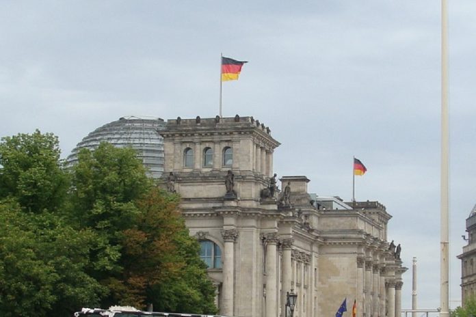 União Europeia impõe sansões a responsáveis por ciberataques ao Bundestag