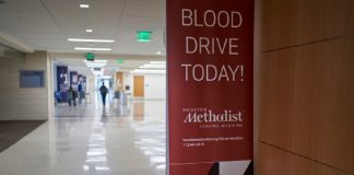 Resultados iniciais dos ensaios com plasma convalescente mostram sucesso, com 76% dos pacientes a apresentar melhoras. Os cientistas clínicos do centro médico académico Houston Methodist consideram que a terapia é promissora.