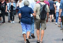 COVID-19: Médicos do Reino Unido alertam que pessoas de 60 a 69 anos são de alto risco