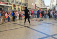 Falar ou cantar impulsiona os vírus numa direção e distância