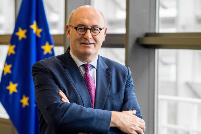 Comissário Phil Hogan apresenta demissão e já aceite por Ursula von der Leyen