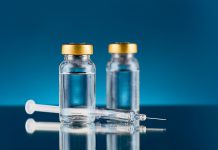 Vacinas COVID-19 falsas à venda no México e na Polónia