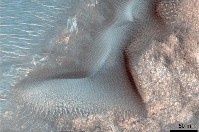 Cientistas observam ondas gigantes de areia em movimento no planeta Marte Cientistas observam ondas gigantes de areia em movimento no planeta Marte