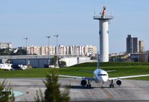 Turistas recebem informação nos aeroportos sobre regras sanitárias em Portugal