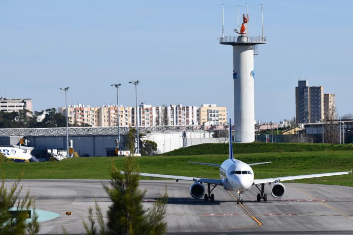 Turistas recebem informação nos aeroportos sobre regras sanitárias em Portugal