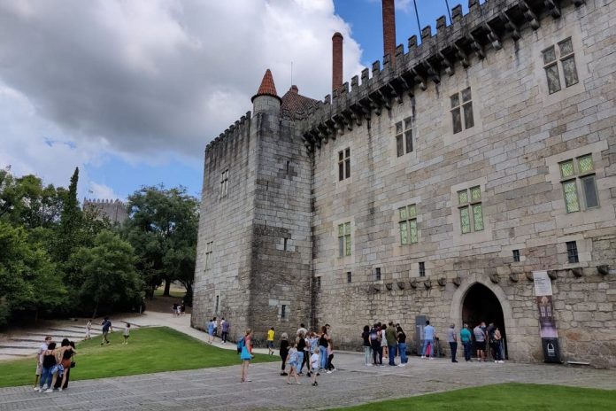 Paço dos Duques de Bragança convida jovens a uma visita