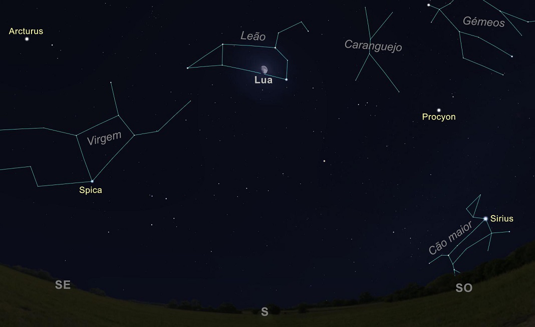 A Lua na constelação de Leão, a passar a Sul, às 22h00 do dia 22 de abril de 2021