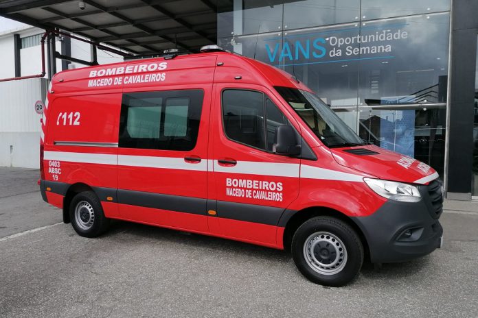 Câmara de Macedo de Cavaleiros entrega nova ambulância aos Bombeiros
