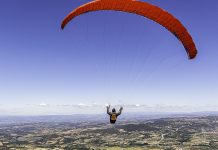 Piloto português bate recorde de voo em parapente de Macedo a Segóvia