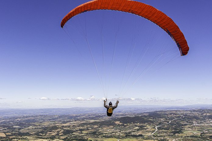 Piloto português bate recorde de voo em parapente de Macedo a Segóvia