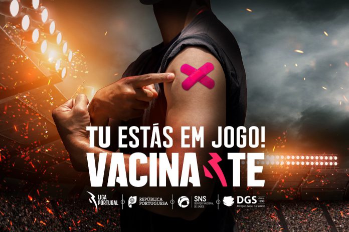 Jogadores de futebol numa campanha para atrair os jovens à vacinação COVID-19