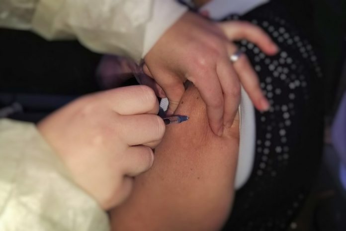 Vacina COVID-19 em menores de 12 anos exige avaliação de riscos e benefícios