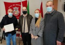 Historiador Daniel Bastos (ao centro), ladeado pelo executivo da Junta de Freguesia de Fafe, no momento em que é agraciado com a Medalha de Mérito na área da Literatura