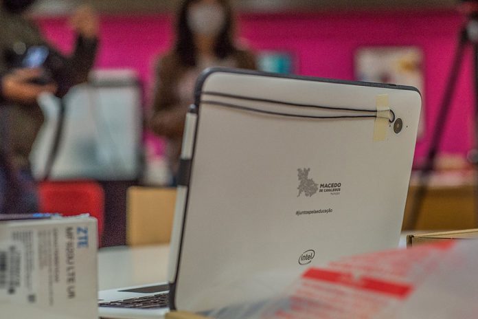 Alunos de Macedo de Cavaleiros recebem da autarquia 150 computadores para aulas à distância Alunos de Macedo de Cavaleiros recebem da autarquia 150 computadores para aulas à distância