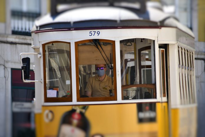 COVID-19: Bares e discotecas abrem sem restrições
