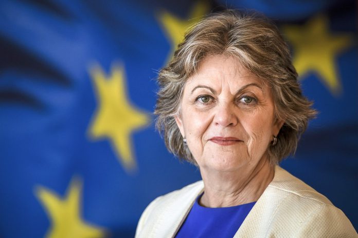 Comissária Europeia, Elisa Ferreira, assina na China plano de ação UE-China para aprofundar cooperação de política regional Comissária Europeia, Elisa Ferreira, assina na China plano de ação UE-China para aprofundar cooperação de política regional