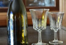 Uso de copos pequenos leva a menor consumo de vinho