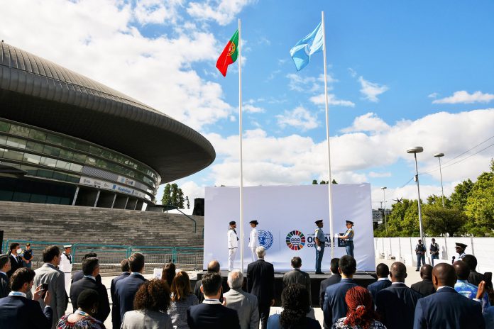 Hasteada bandeira das Nações Unidas, em Lisboa, assinalando Conferência dos Oceanos