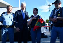 Paula Gonçalves, inspetora da ONU, recebe bandeira portuguesa