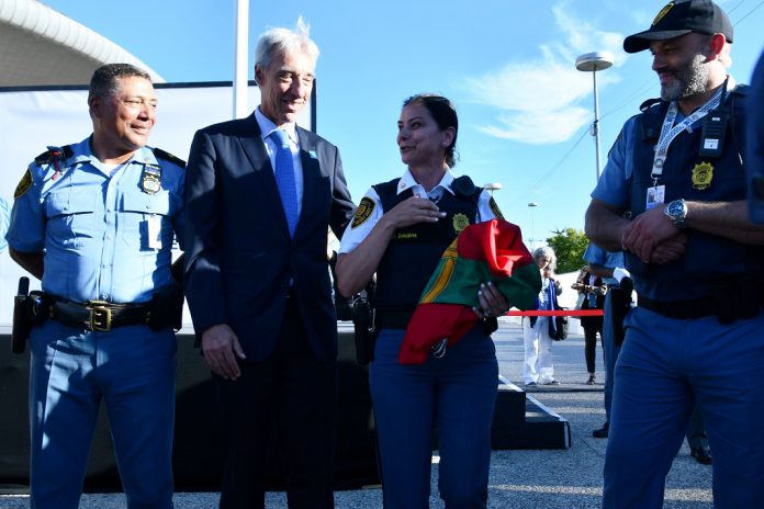 Paula Gonçalves, inspetora da ONU, recebe bandeira portuguesa
