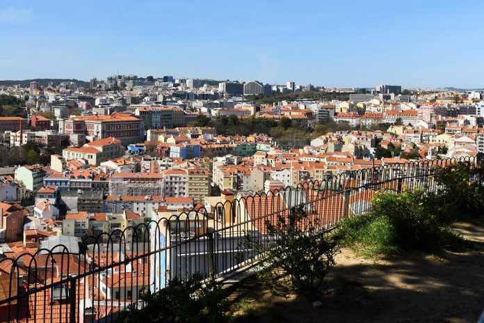 Câmara de Lisboa entrega 105 habitações a famílias