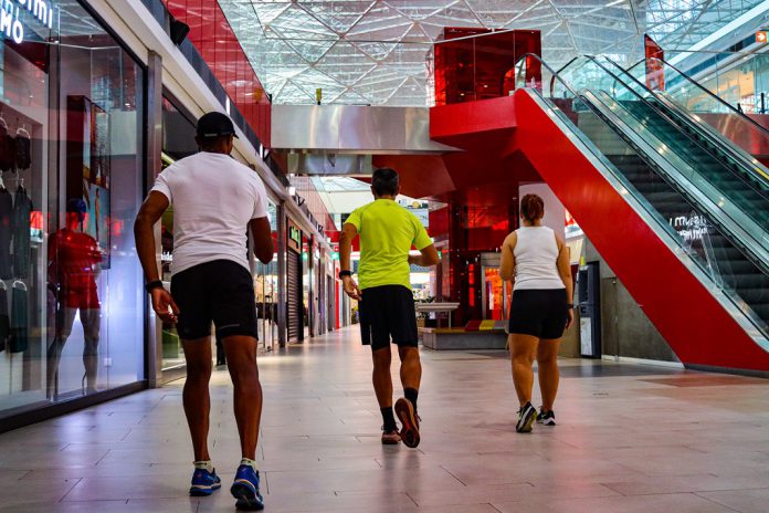 Corrida noturna dentro do Centro Comercial MAR Shopping Algarve