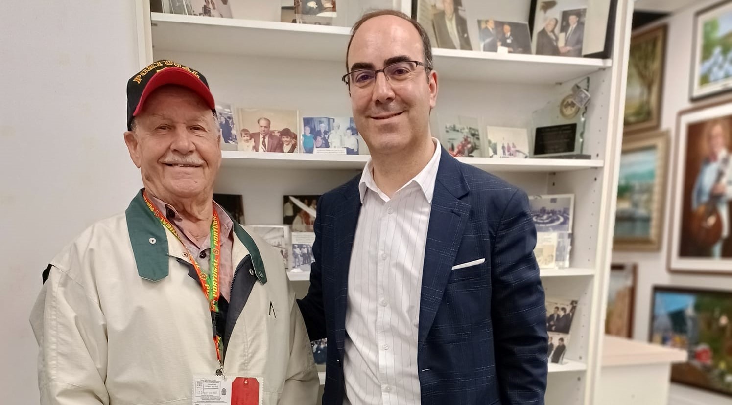 O pioneiro da emigração portuguesa para o Canadá, António da Silva (esq.), acompanhado do historiador Daniel Bastos, na Galeria dos Pioneiros Portugueses em Toronto, no âmbito 70.º aniversário da emigração portuguesa para o Canadá.