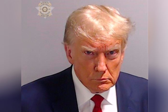 Foto policial de Donald Trump pode ser estratégia de campanha presidencial Foto policial de Donald Trump pode ser estratégia de campanha presidencial