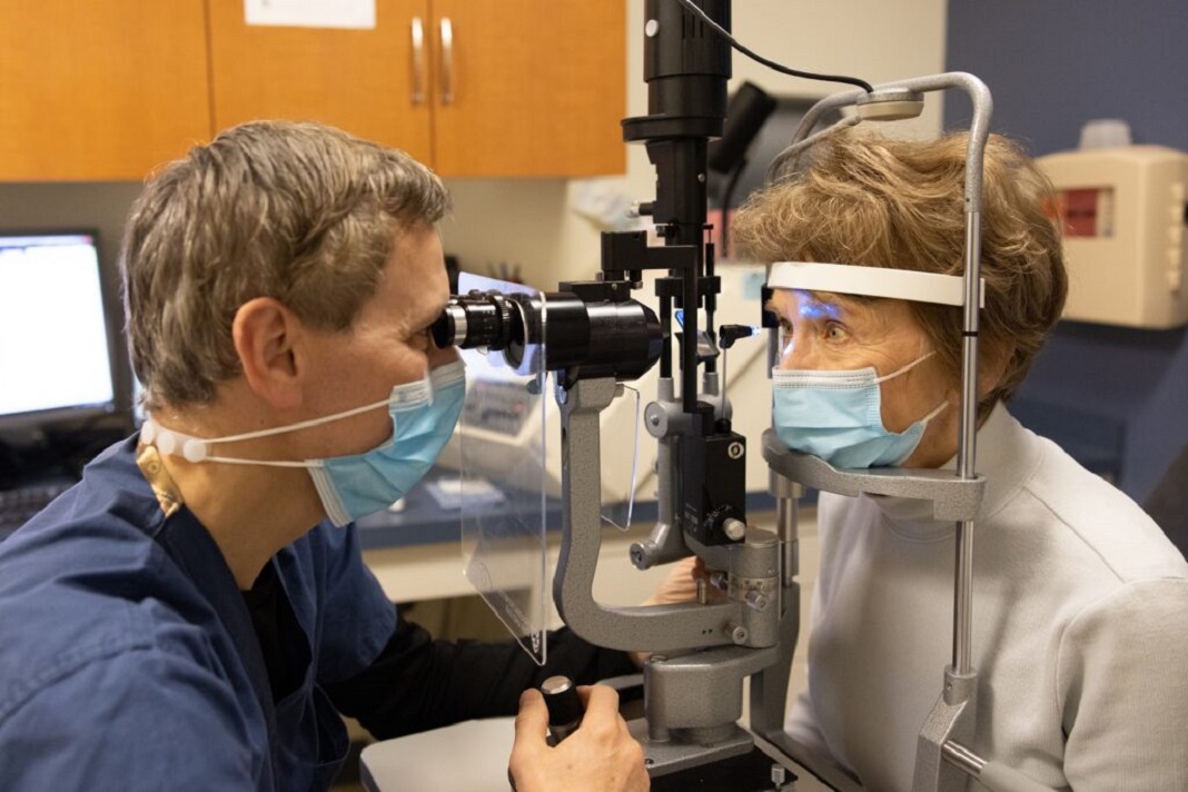 David S. Friedman realiza um exame oftalmológico em paciente no Mass Eye and Ear.