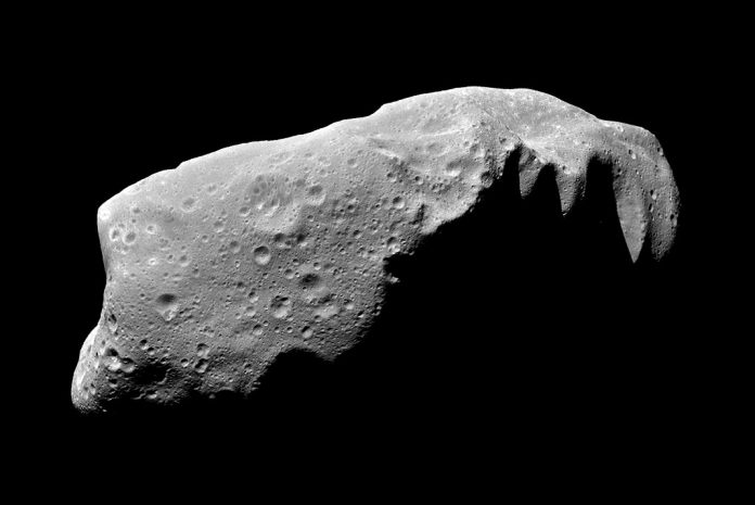 Imagem do asteroide 243 Ida, obtida pela sonda Galileo. Apesar de cerca de dez vezes maior do que o asteroide 32599 Pedromachado, 243 Ida também se encontra na Cintura de Asteroides. Créditos: NASA/JPLV