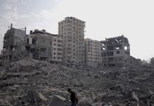 Gaza isolada do mundo exterior continua a ser bombardeada