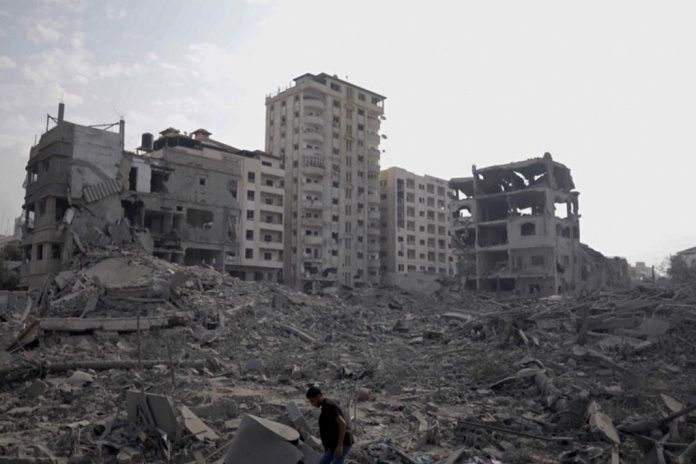 Gaza isolada do mundo exterior continua a ser bombardeada