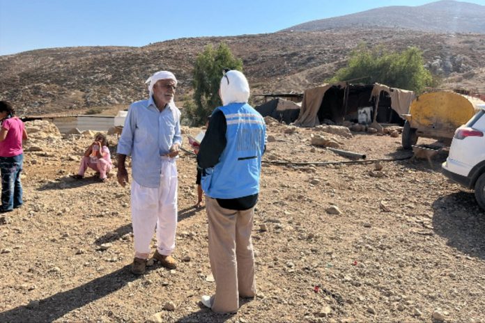 Colonos israelitas expulsam à força palestinianos na Cisjordânia