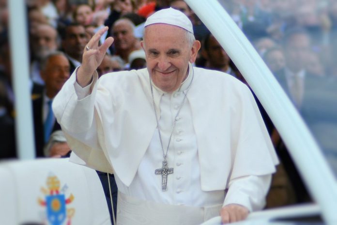 Papa Francisco servido de vinho do Porto e refeição de chef português a bordo da TAP