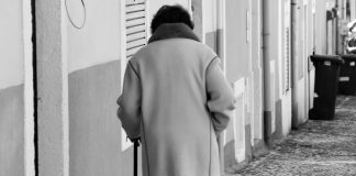 Especialistas da Bupa alertam sobre perigos para idosos no outono e fazem recomendações