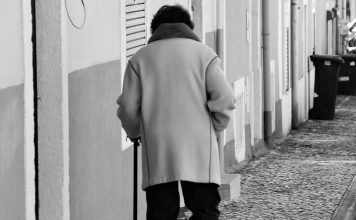 Especialistas da Bupa alertam sobre perigos para idosos no outono e fazem recomendações