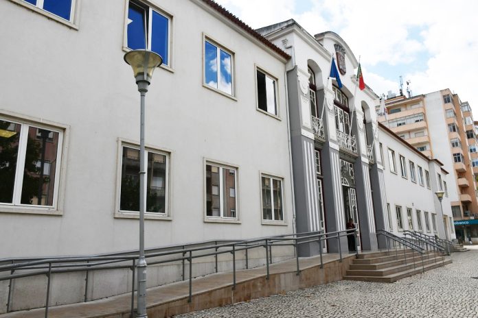 Homem entra na Camara Municipal de Torres Vedras e leva a ferimentos a quatro funcionários Homem entra na Camara Municipal de Torres Vedras e leva a ferimentos a quatro funcionários