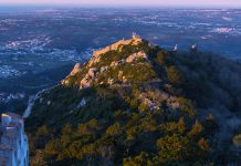 Castelo dos Mouros em Sintra com as cores de Portugal em apoio à Seleção Nacional de futebol