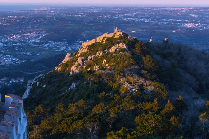 Castelo dos Mouros em Sintra com as cores de Portugal em apoio à Seleção Nacional de futebol. Castelo dos Mouros em Sintra com as cores de Portugal em apoio à Seleção Nacional de futebol
