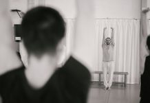 Jovens bailarinos no palco do Teatro Aveirense e exibição do filme Rebento