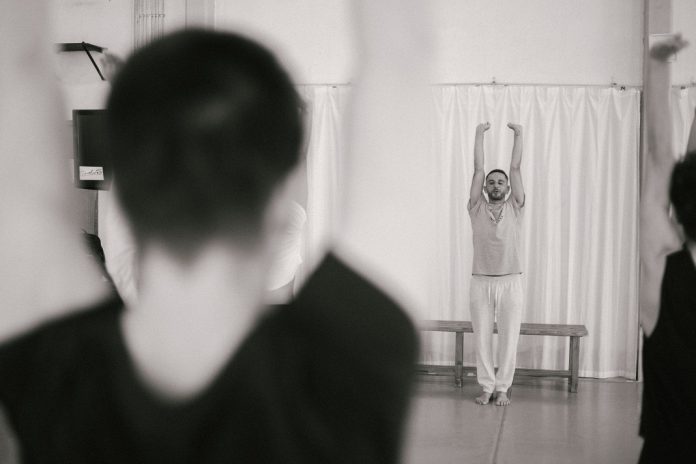 Jovens bailarinos no palco do Teatro Aveirense e exibição do filme Rebento