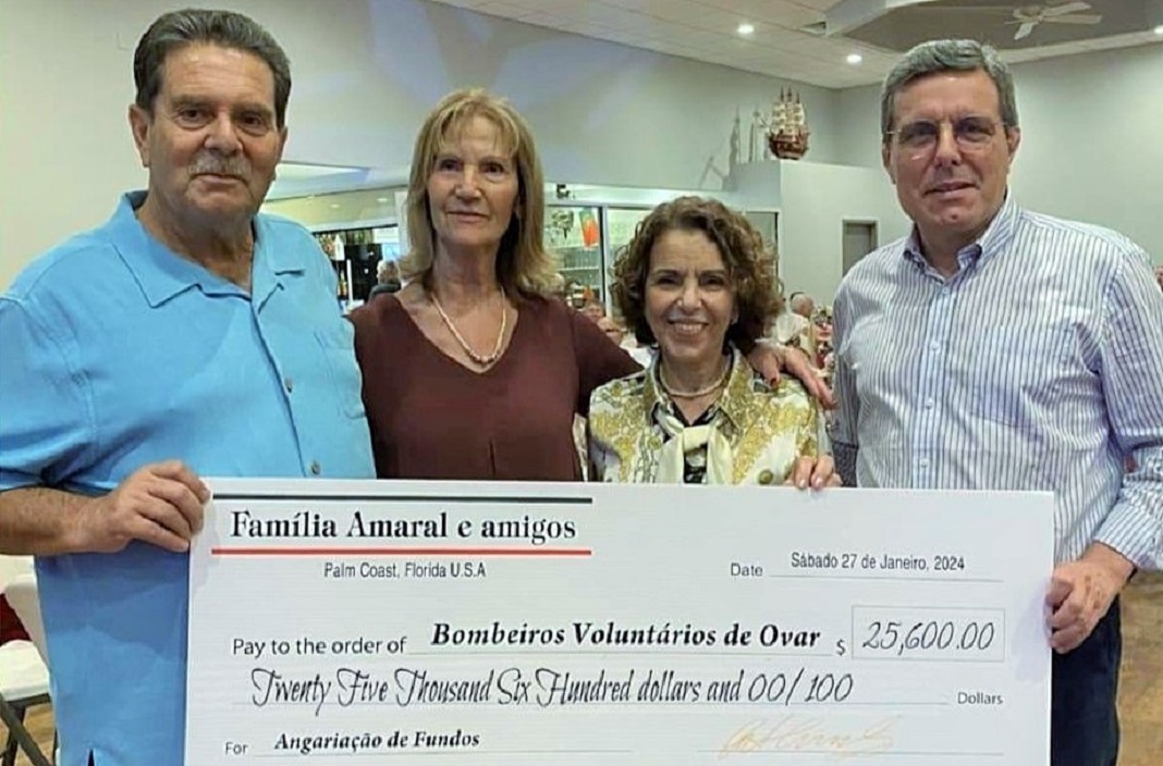 O casal António e Maria Amaral (á esq.), no decurso do jantar de beneficência no (PACC), que angariou mais de 25 mil dólares para as obras do quartel dos Bombeiros Voluntários de Ovar