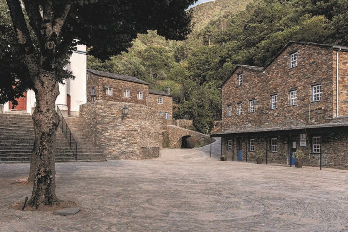 Projeto da Praça e Posto de Turismo em Piódão é finalista a prémio europeu Projeto da Praça e Posto de Turismo em Piódão é finalista a prémio europeu