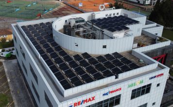 Parque fotovoltaico em edifício Grupo Everybody Wins reduz fatura da energia